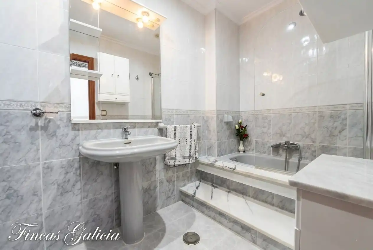 Baño de Casa adosada en venta en Verín con Calefacción, Jardín privado y Terraza