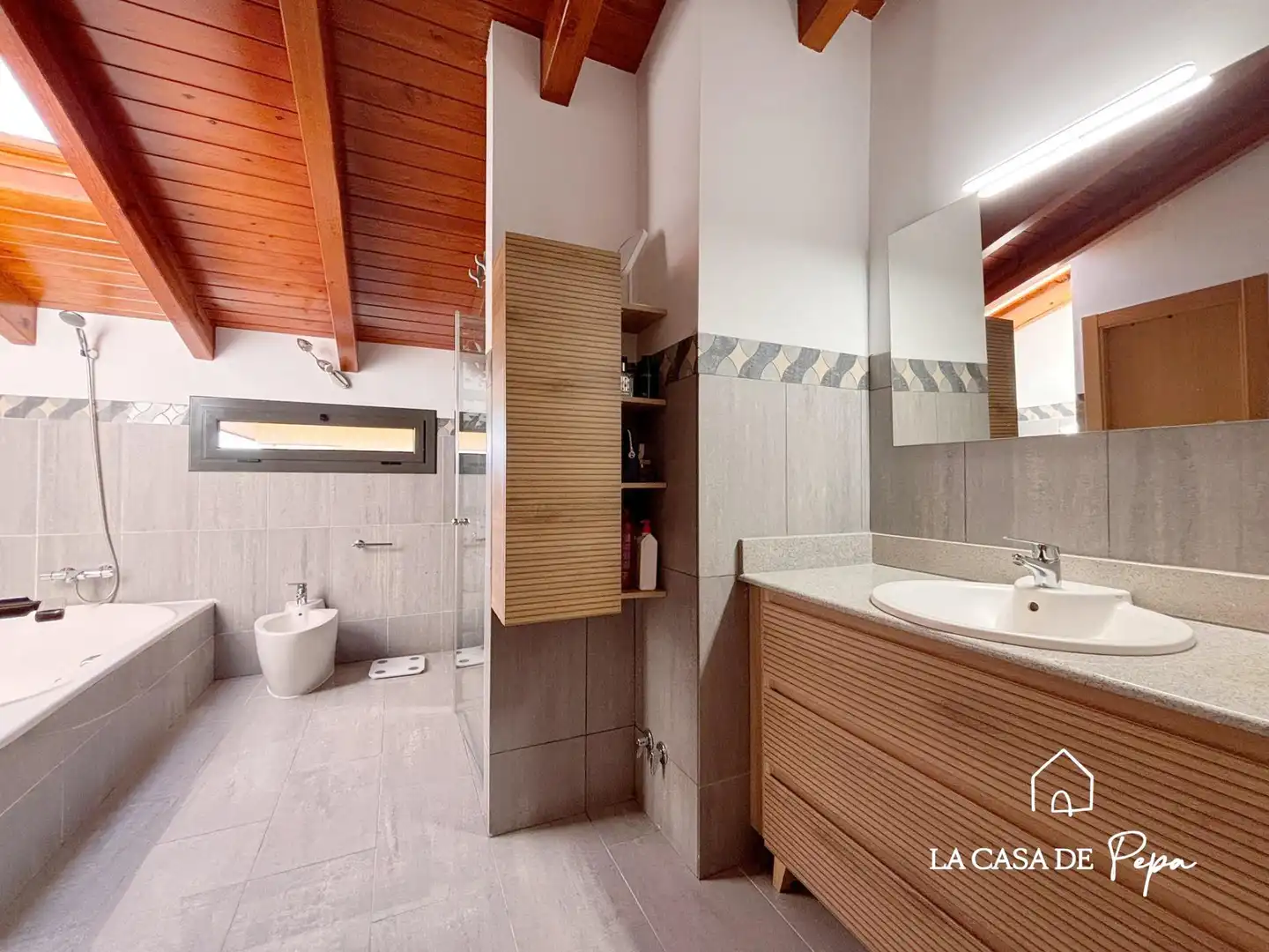 Badezimmer von Haus oder Chalet zum Verkauf in Begues mit Heizung und Schwimmbad