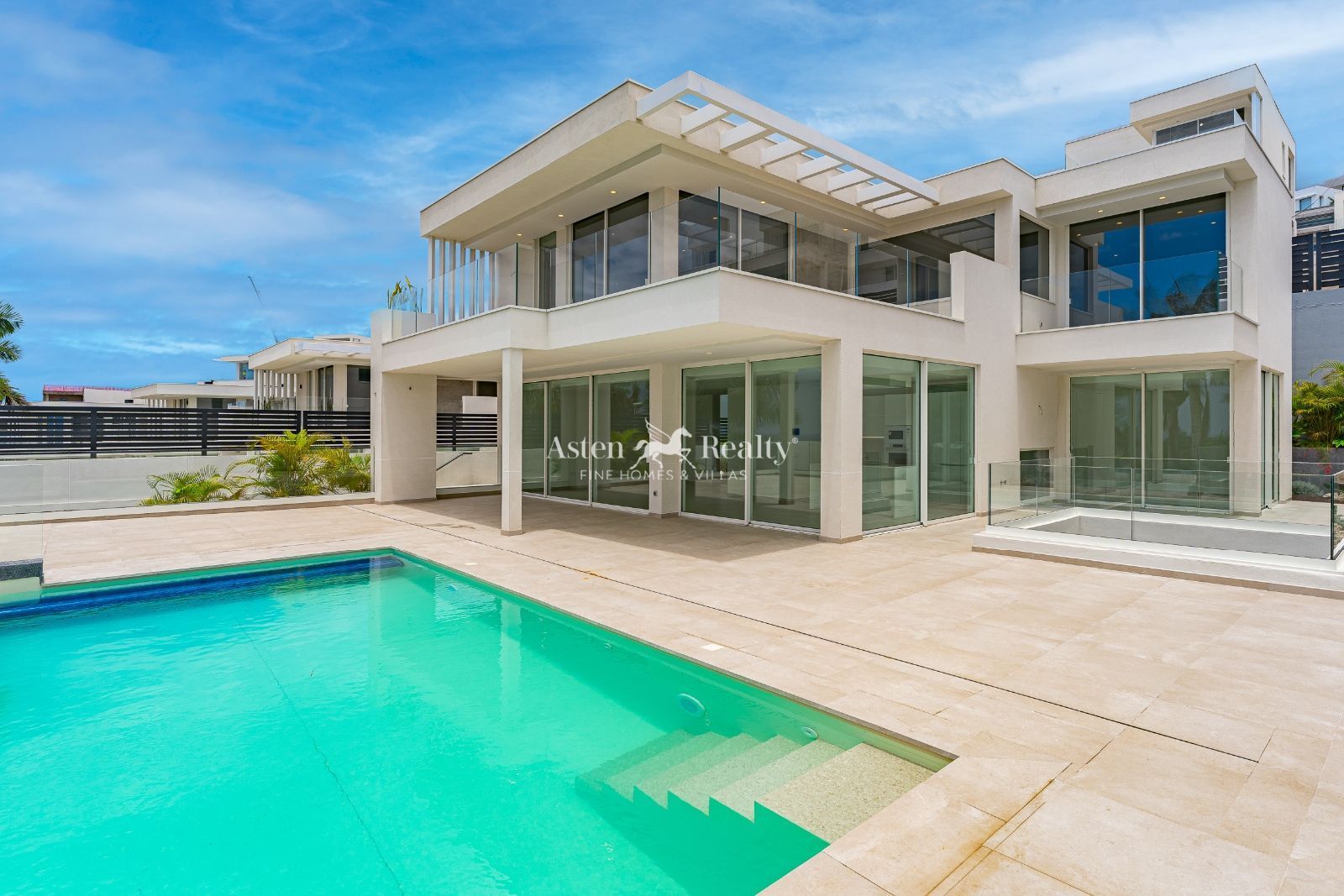 Vista exterior de Casa o xalet en venda en Arona amb Aire condicionat, Terrassa i Piscina