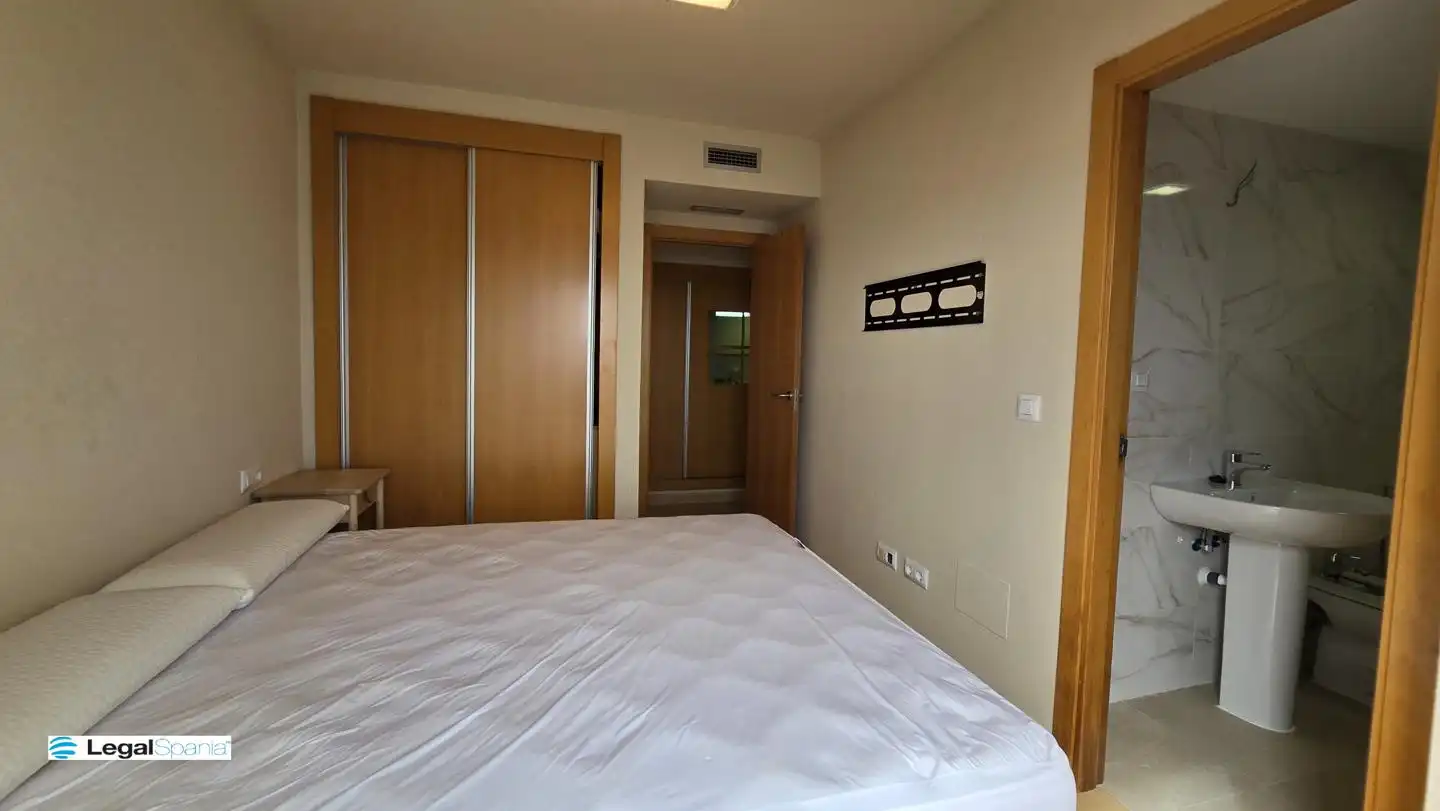 Schlafzimmer von Wohnungen zum Verkauf in La Manga del Mar Menor mit Klimaanlage, Heizung und Privatgarten