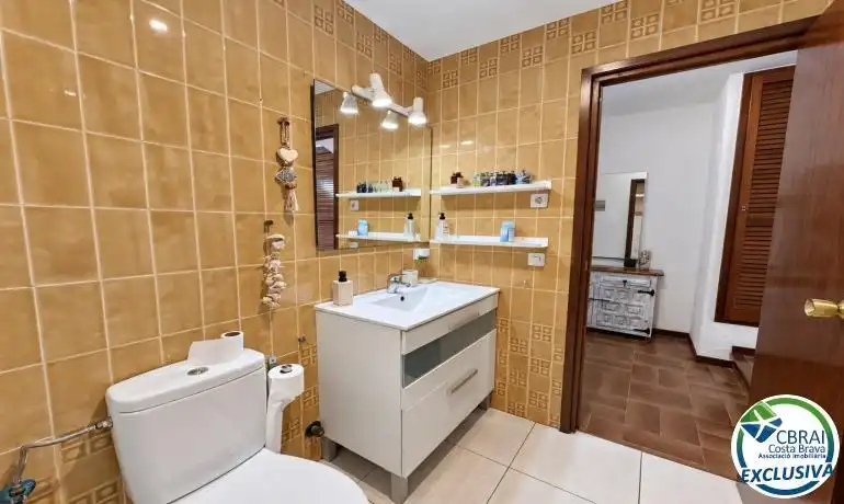 Baño de Piso en venta en Roses con Calefacción, Terraza y Amueblado