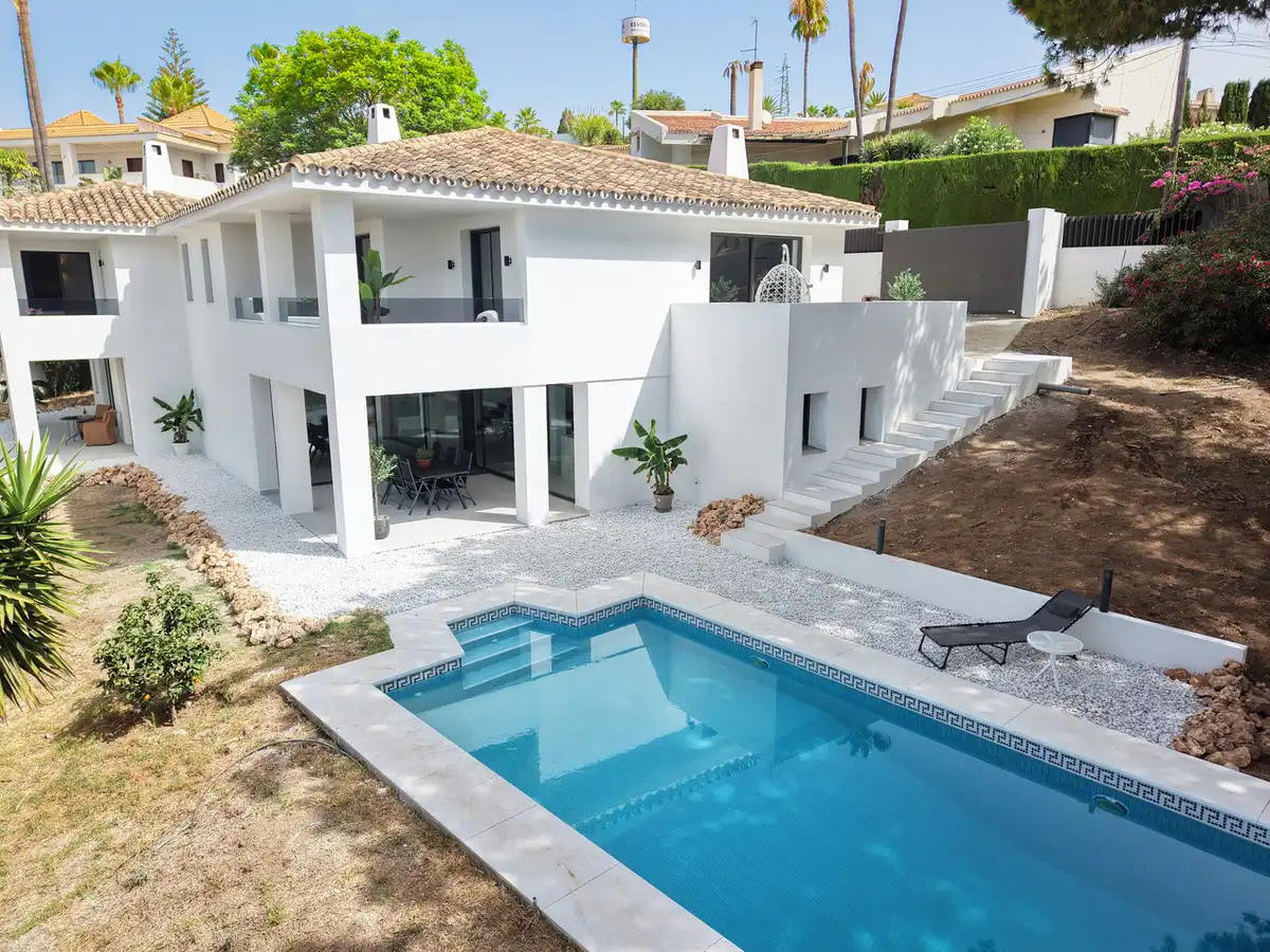 Chalet con piscina en venta en Elviria - Cabopino