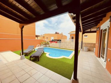Detached house to rent in Los Cristianos