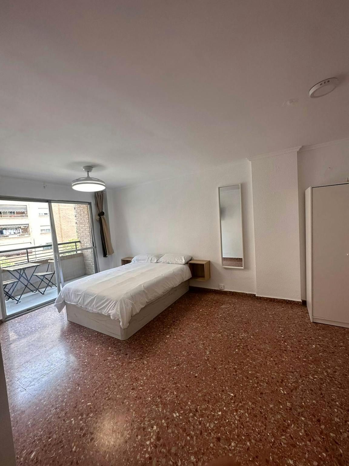 Bedroom of Flat to share in  Valencia Capital  with Washing machine, TV and Balcony