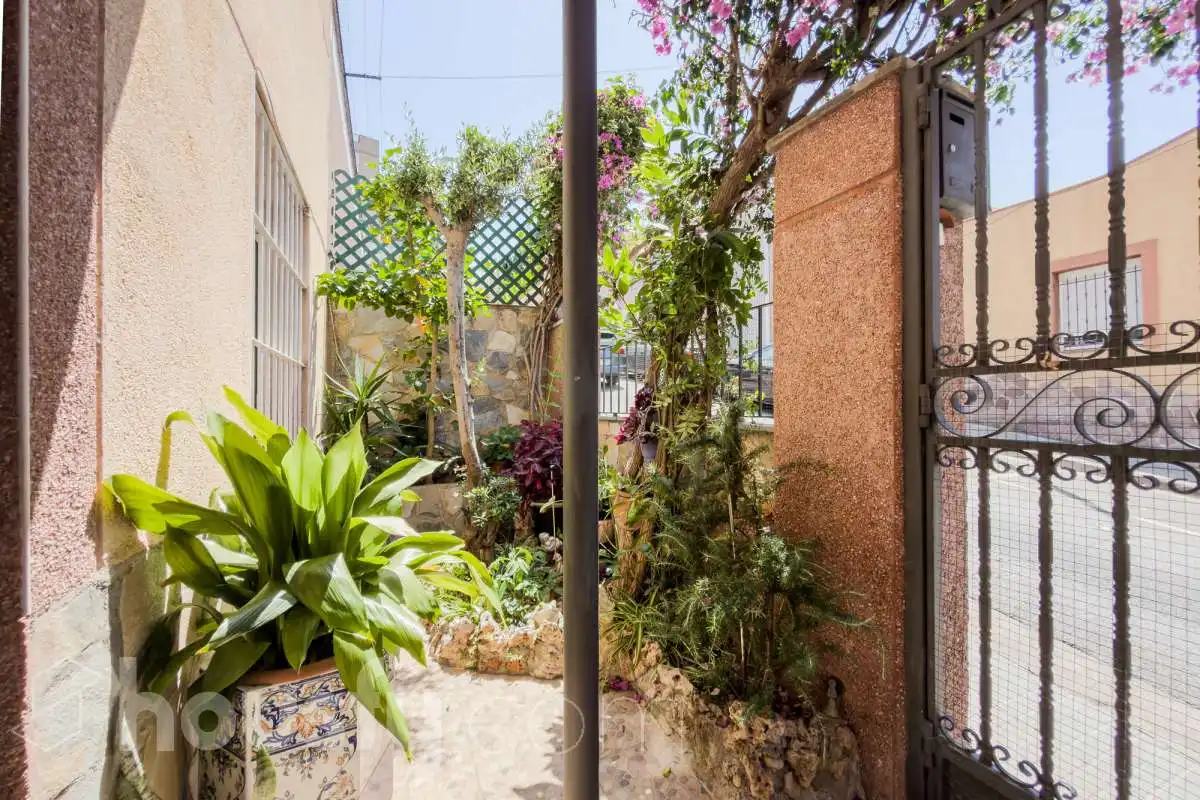 Garden of Houses for sale in Santa Coloma de Gramenet  with Air Conditioner, Heating and Private garden