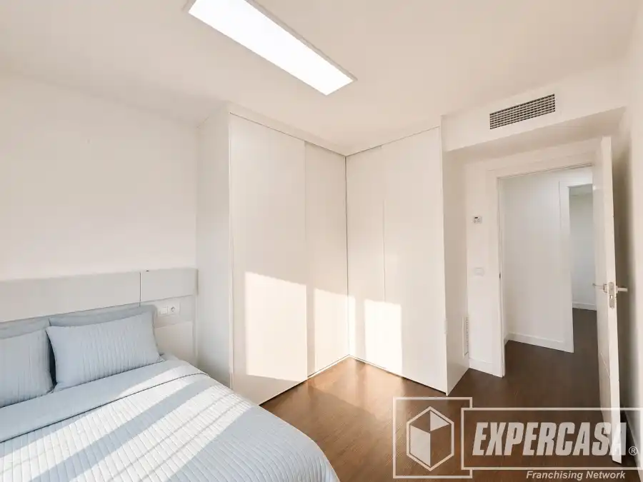 Dormitori de Casa o xalet en venda en Domeño amb Aire condicionat i Terrassa