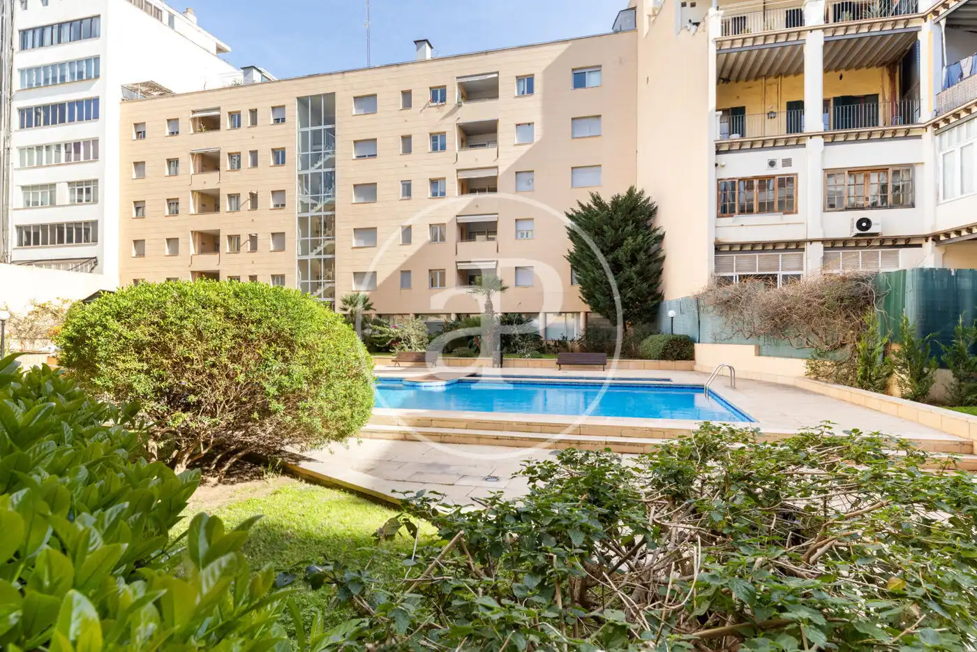 Schwimmbecken von Wohnung zum Verkauf in  Palma de Mallorca mit Klimaanlage, Heizung und Privatgarten