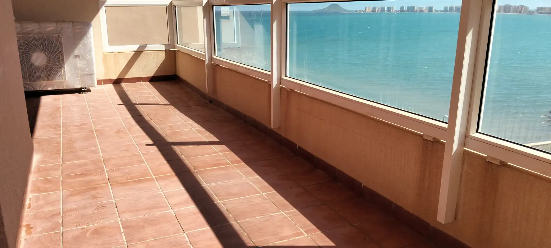Terrasse von Wohnung zum Verkauf in La Manga del Mar Menor mit Klimaanlage, Heizung und Privatgarten
