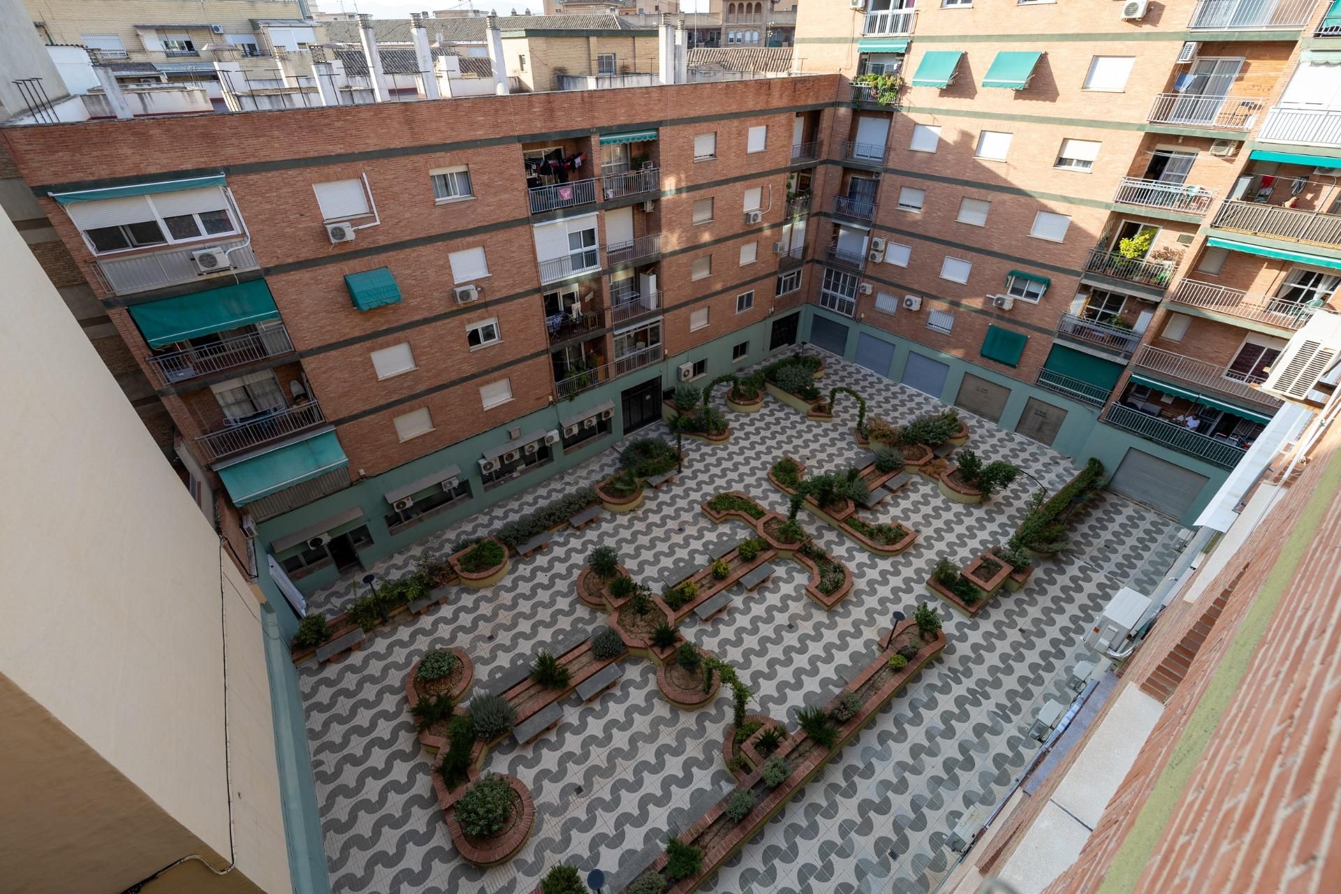 Vista exterior de Pis en venda en  Granada Capital amb Calefacció i Terrassa