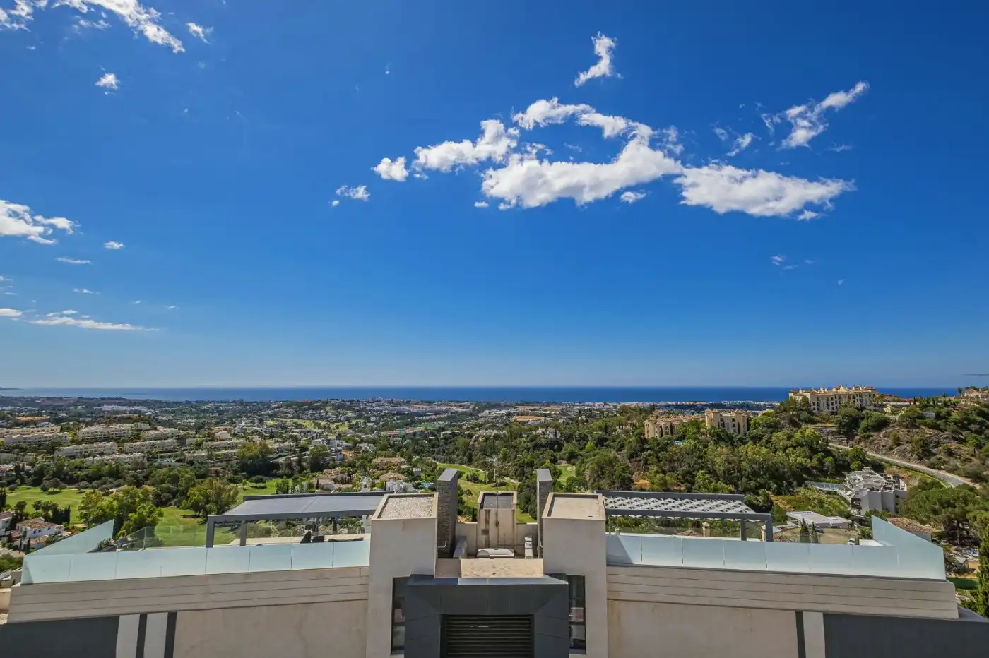 Vista exterior de Casa o xalet en venda en Benahavís amb Aire condicionat, Jardí privat i Terrassa