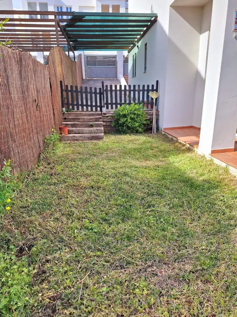 Garten von Einfamilien-Reihenhaus zum Verkauf in Manilva mit Klimaanlage, Heizung und Privatgarten
