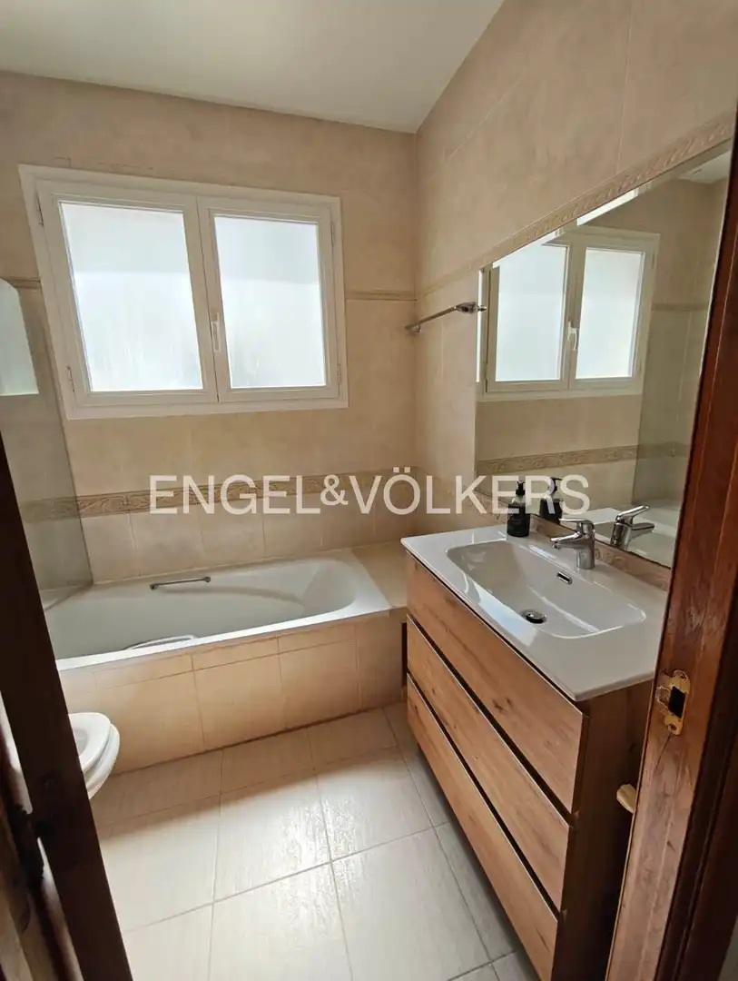 Bathroom of Flat for rent in Madrid  with Air Conditioner, Heating and Parquet flooring