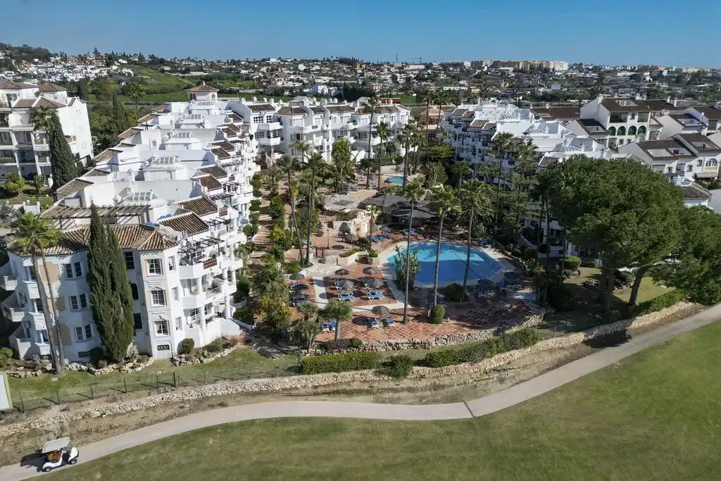 Bajo con piscina en venta en Mijas Golf
