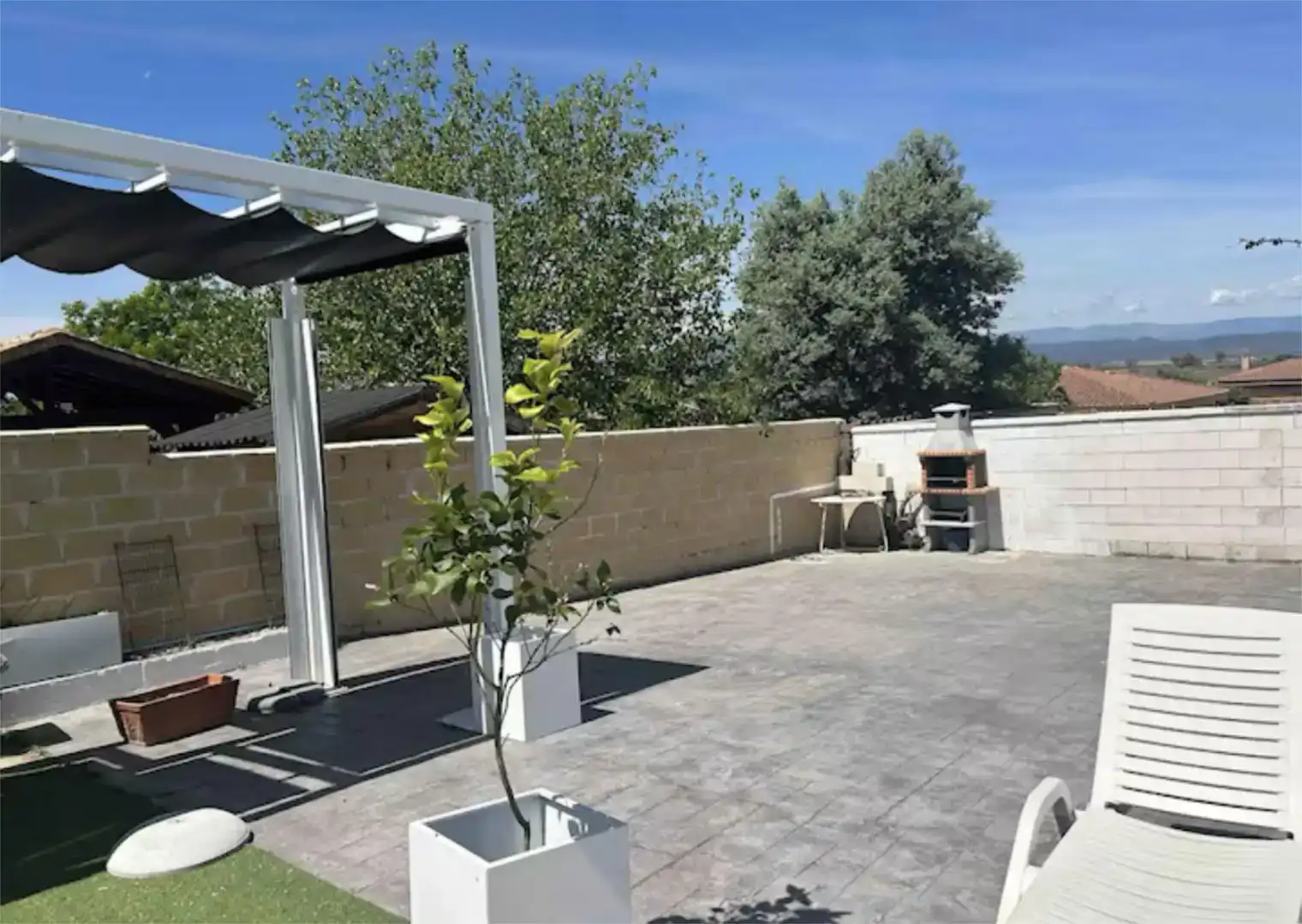 Terrassa de Casa o xalet en venda en Lucillos amb Aire condicionat, Traster i Moblat