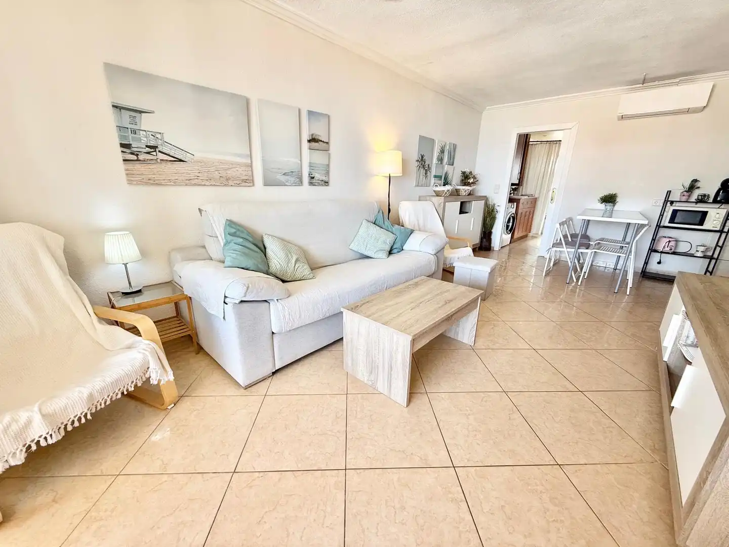 Sala de estar de Apartamento de alquiler en La Manga del Mar Menor con Aire acondicionado, Calefacción y Piscina
