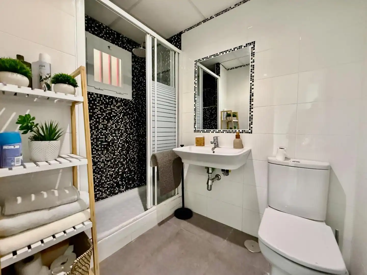 Baño de Apartamento en venta en Benidorm con Jardín privado, Terraza y Amueblado