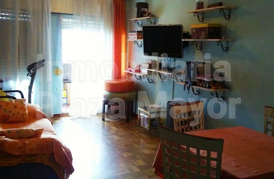 Living room of Flat for sale in Salamanca Capital  with Heating, Parquet flooring and Balcony