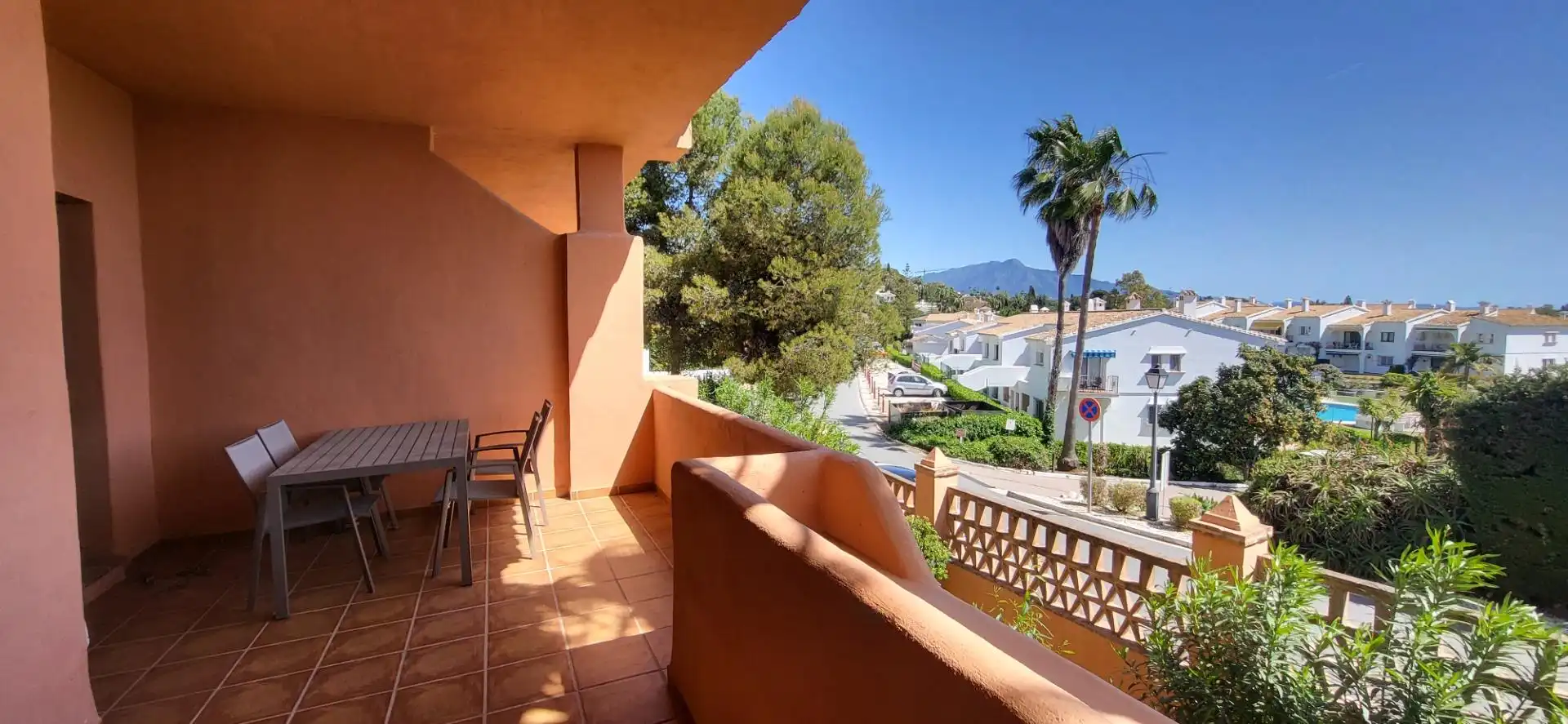 Vista exterior de Apartament en venda en Benahavís amb Aire condicionat, Calefacció i Jardí privat
