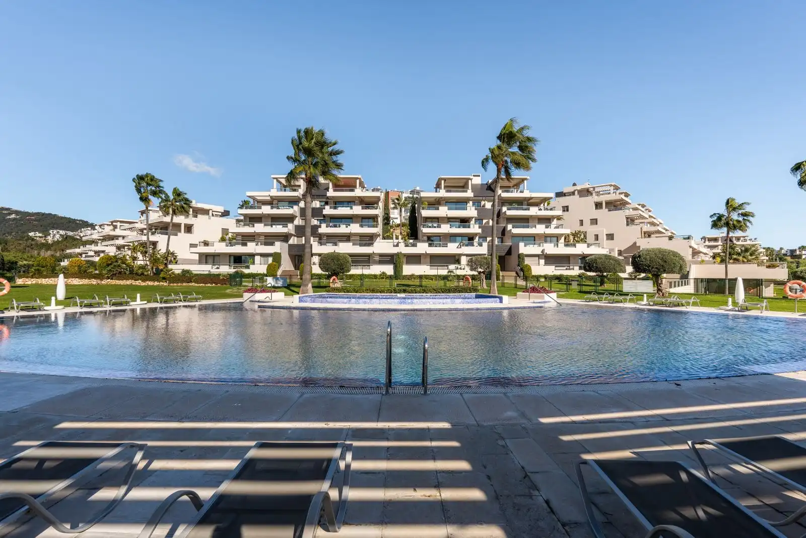 Piso con terraza en venta en Calle Benahavis 29679