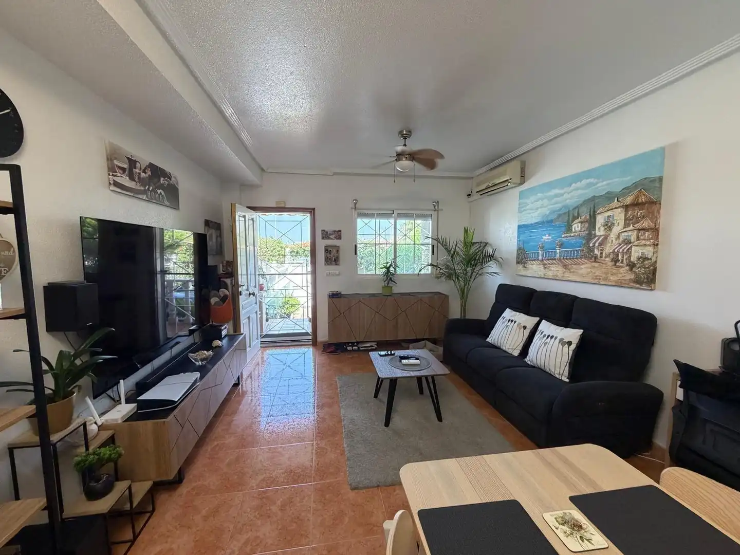 Sala de estar de Casa adosada en venta en Torrevieja con Jardín privado, Terraza y Amueblado