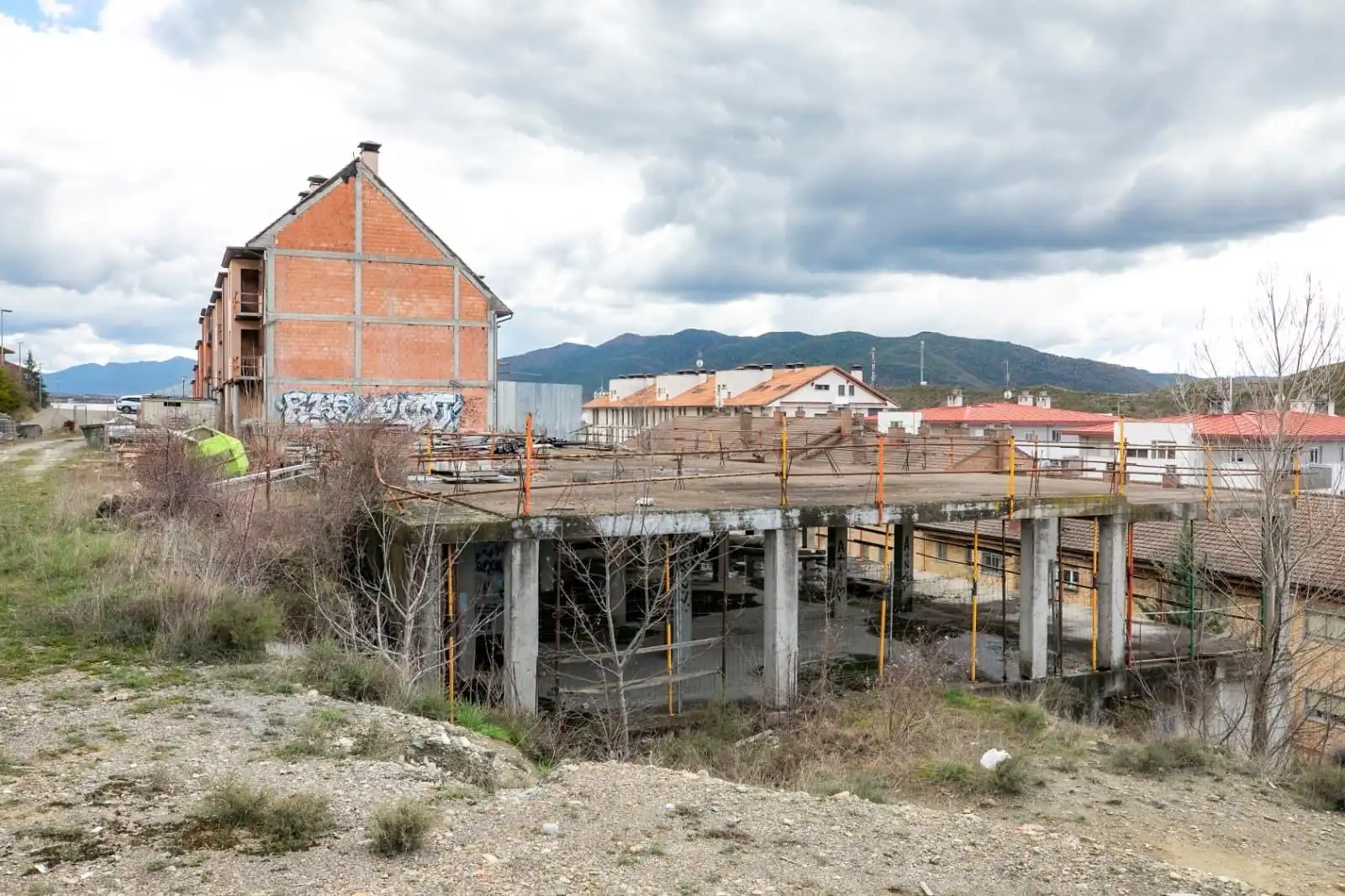 Vista exterior de Edificio en venta en Sabiñánigo