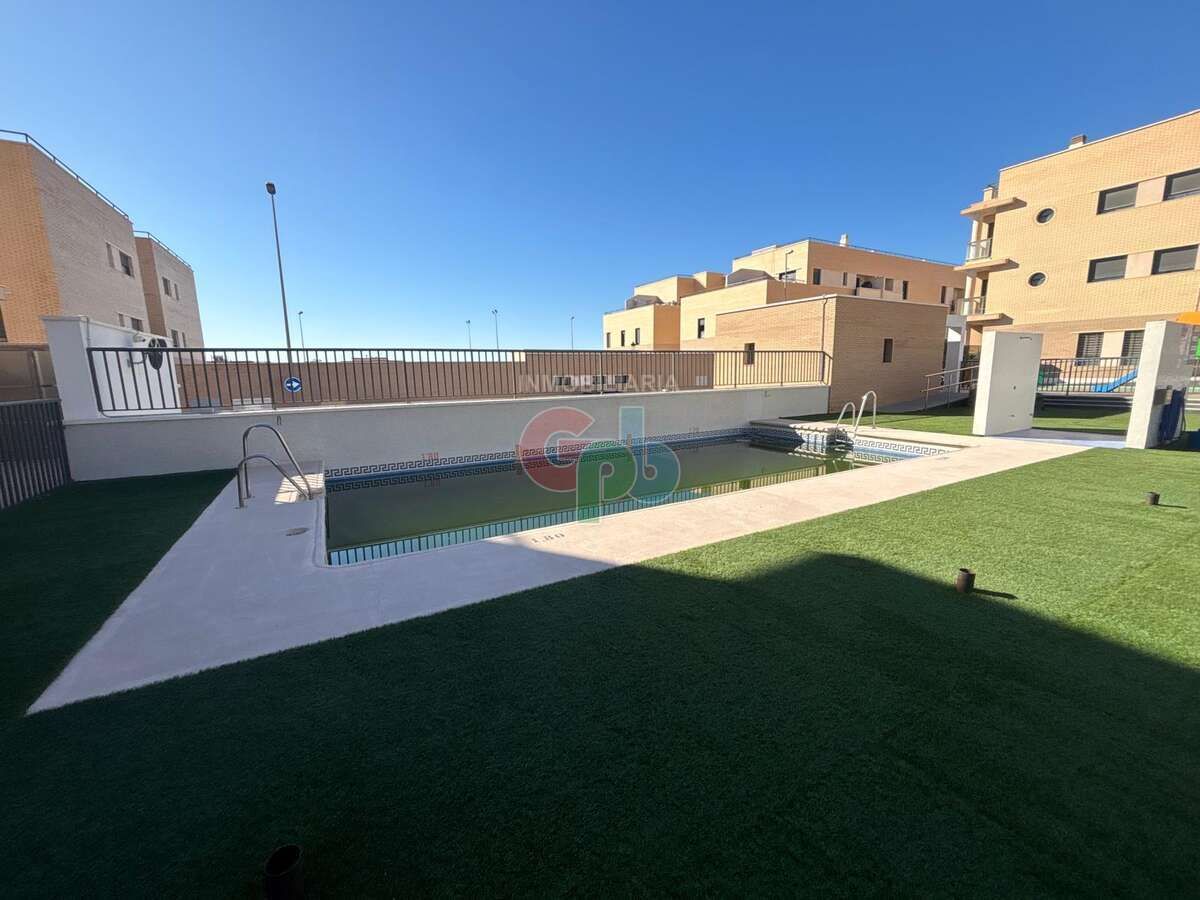 Piscina de Pis en venda en Vícar amb Piscina comunitària