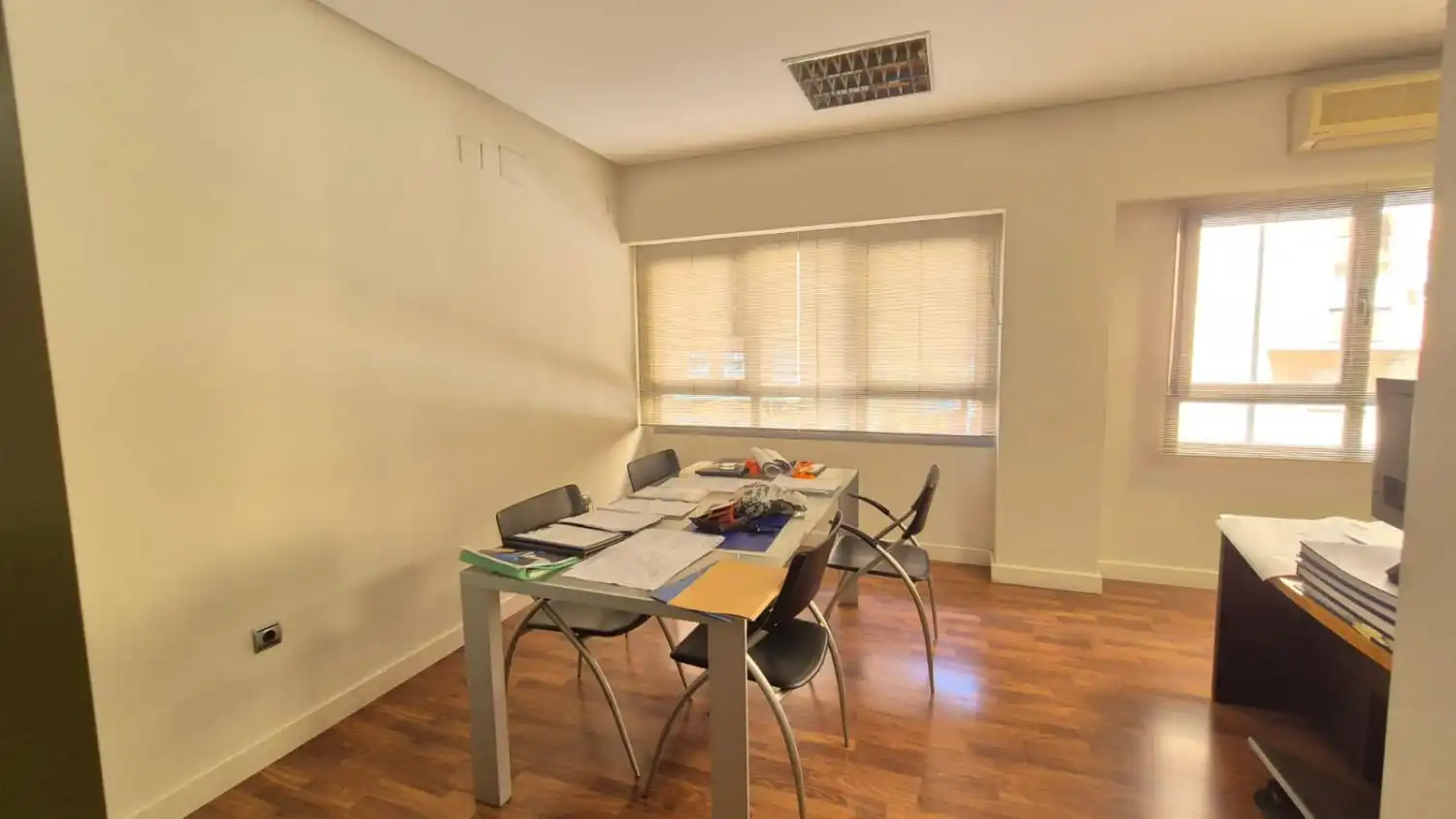 Büro zum Verkauf in Badajoz mit Klimaanlage, Heizung und Terrasse