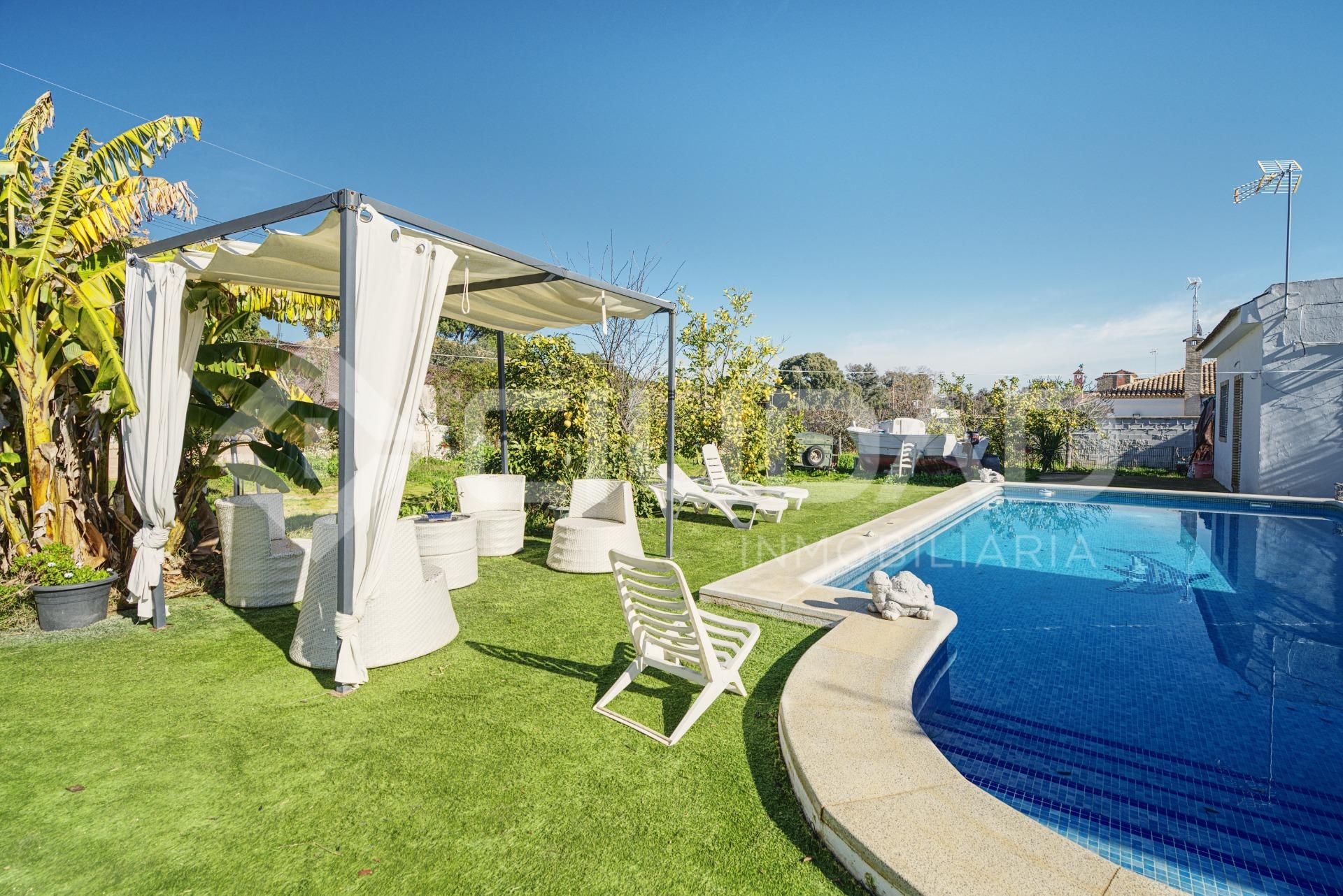 Piscina de Casa o xalet en venda en La Puebla del Río amb Aire condicionat, Jardí privat i Terrassa