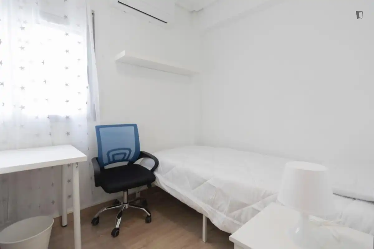 Habitación de Apartamento para compartir en Valencia con Aire acondicionado, Calefacción y Amueblado