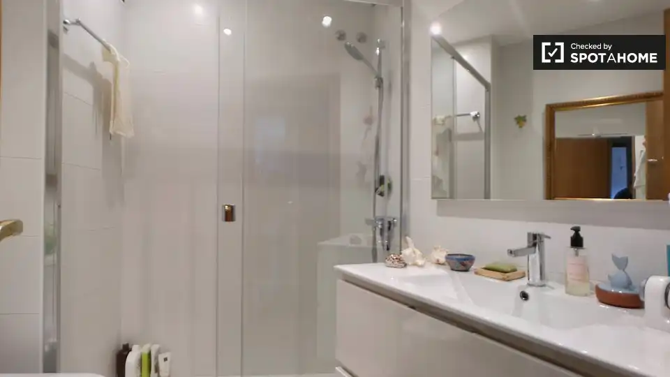 Baño de Piso para compartir en Barcelona con Aire acondicionado, Calefacción y Amueblado