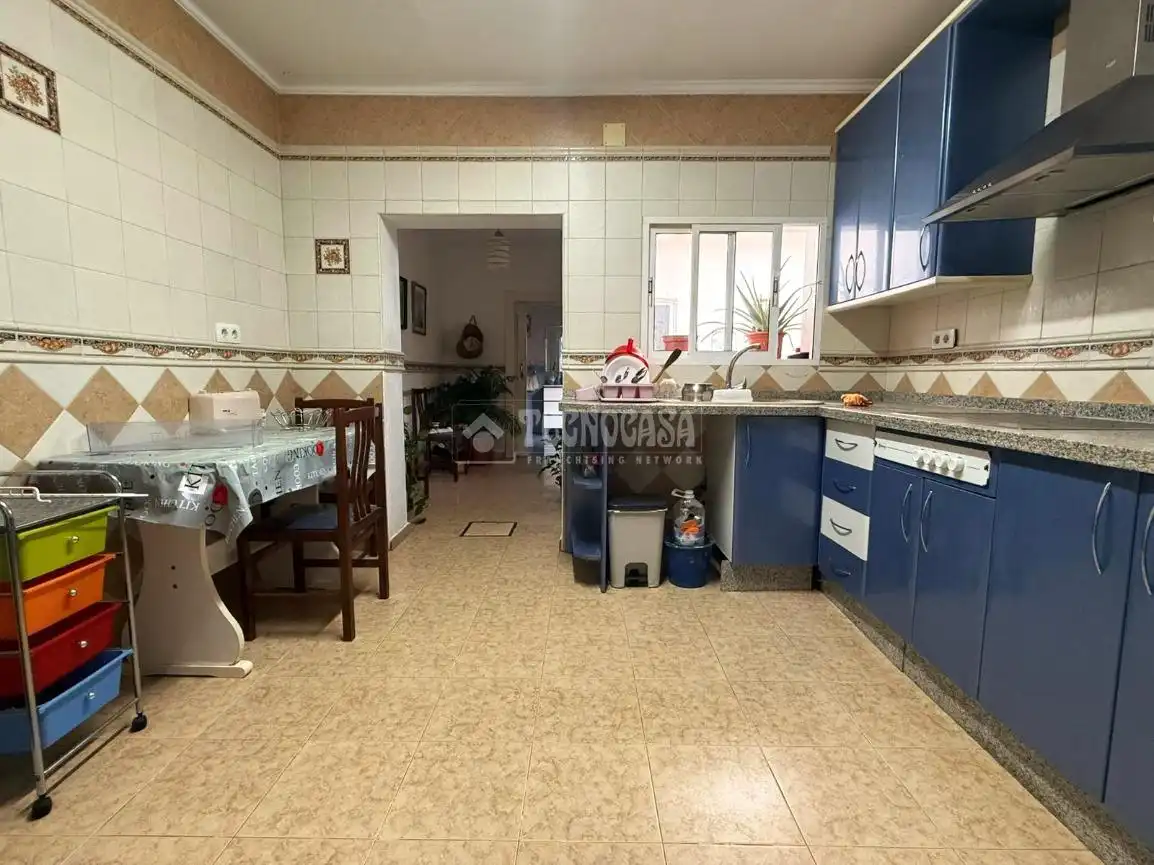 Cuina de Casa adosada en venda en Málaga amb Jardí privat