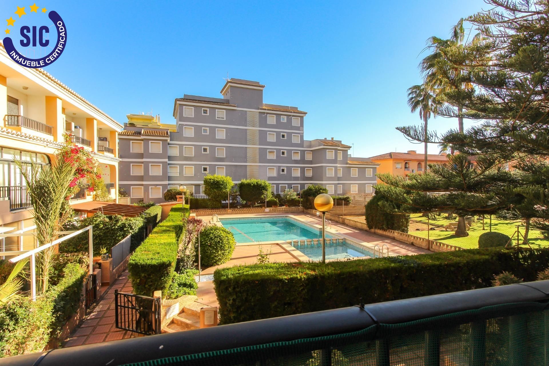 Vista exterior de Casa adosada en venda en Sueca amb Jardí privat, Terrassa i Piscina comunitària