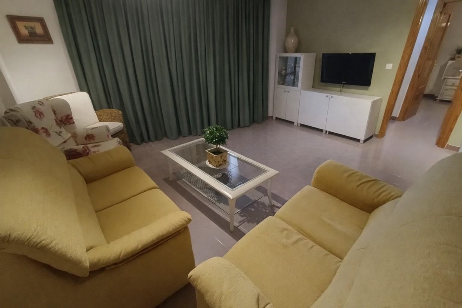 Sala de estar de Piso en venta en Águilas con Aire acondicionado, Terraza y Amueblado