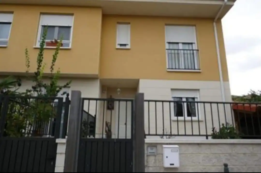Vista exterior de Casa adosada en venta en Fuensaldaña con Calefacción y Trastero