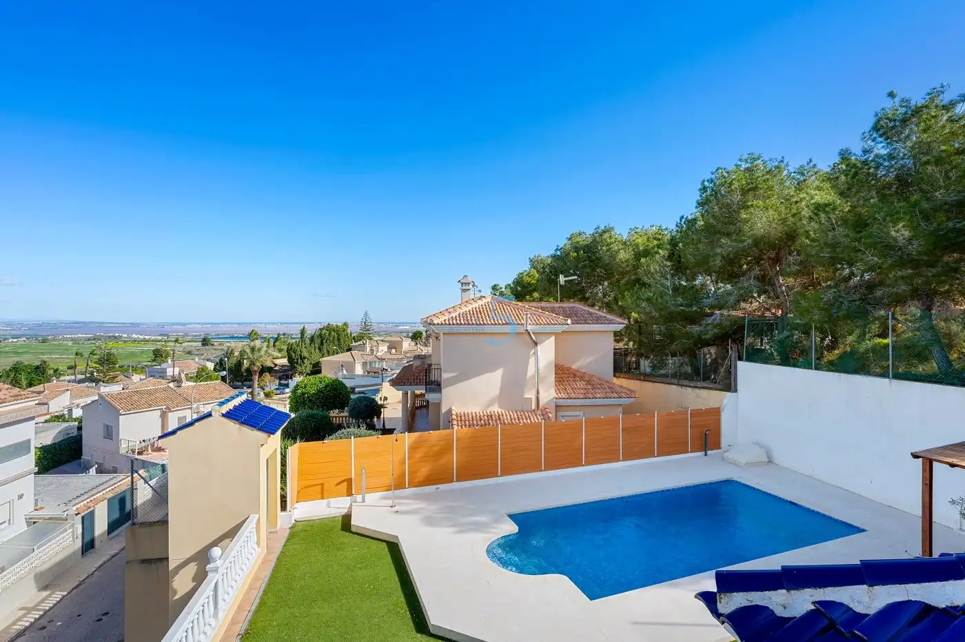 Piscina de Pis en venda en San Miguel de Salinas amb Aire condicionat, Calefacció i Terrassa