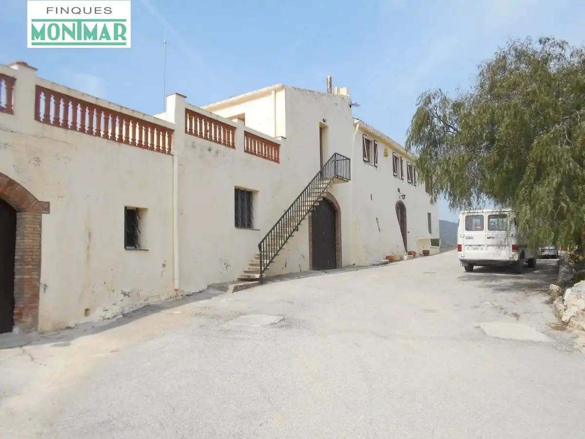 Vista exterior de Finca rústica en venda en Sant Jaume dels Domenys amb Jardí privat i Traster