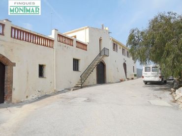 Casa rústica amb jardí en venda a Diseminados