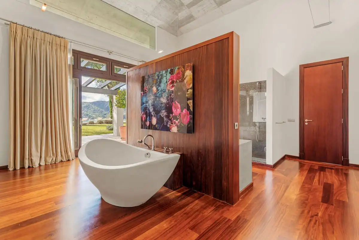 Badezimmer von Haus oder Chalet zum Verkauf in Benahavís mit Klimaanlage, Privatgarten und Terrasse