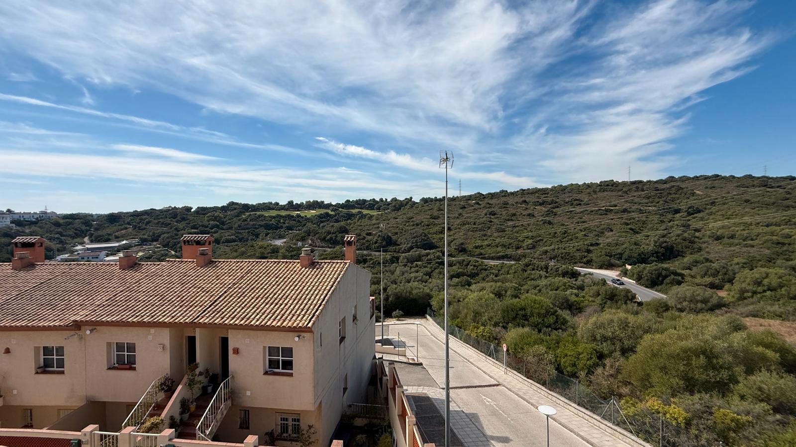 Vista exterior de Casa adosada en venda en Sotogrande amb Moblat, Forn i Rentadora
