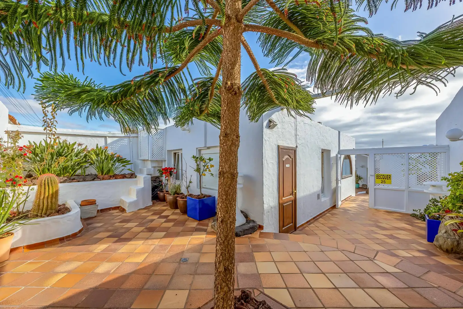 Vista exterior de Casa o xalet en venda en Telde amb Aire condicionat, Jardí privat i Terrassa