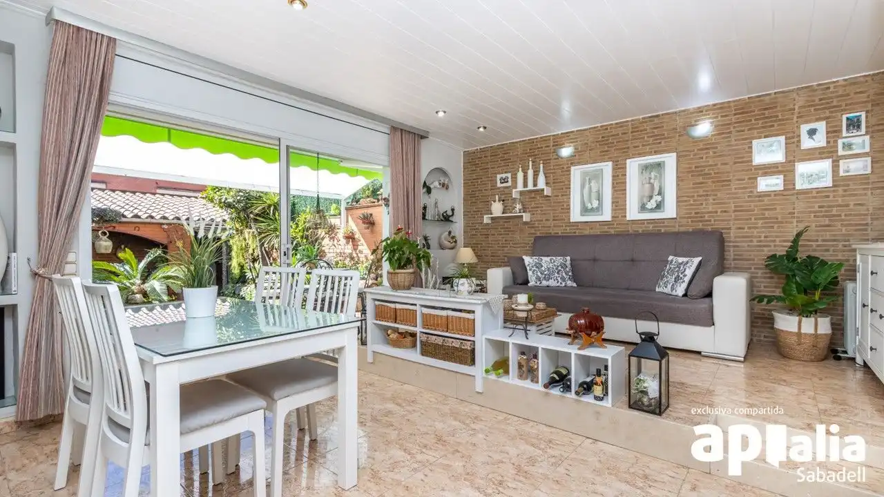 Sala d'estar de Casa o xalet en venda en Terrassa amb Aire condicionat, Calefacció i Jardí privat