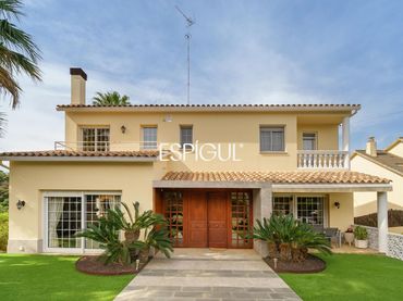 Casa con piscina in vendita a CAMÍ DE LA CORNISA