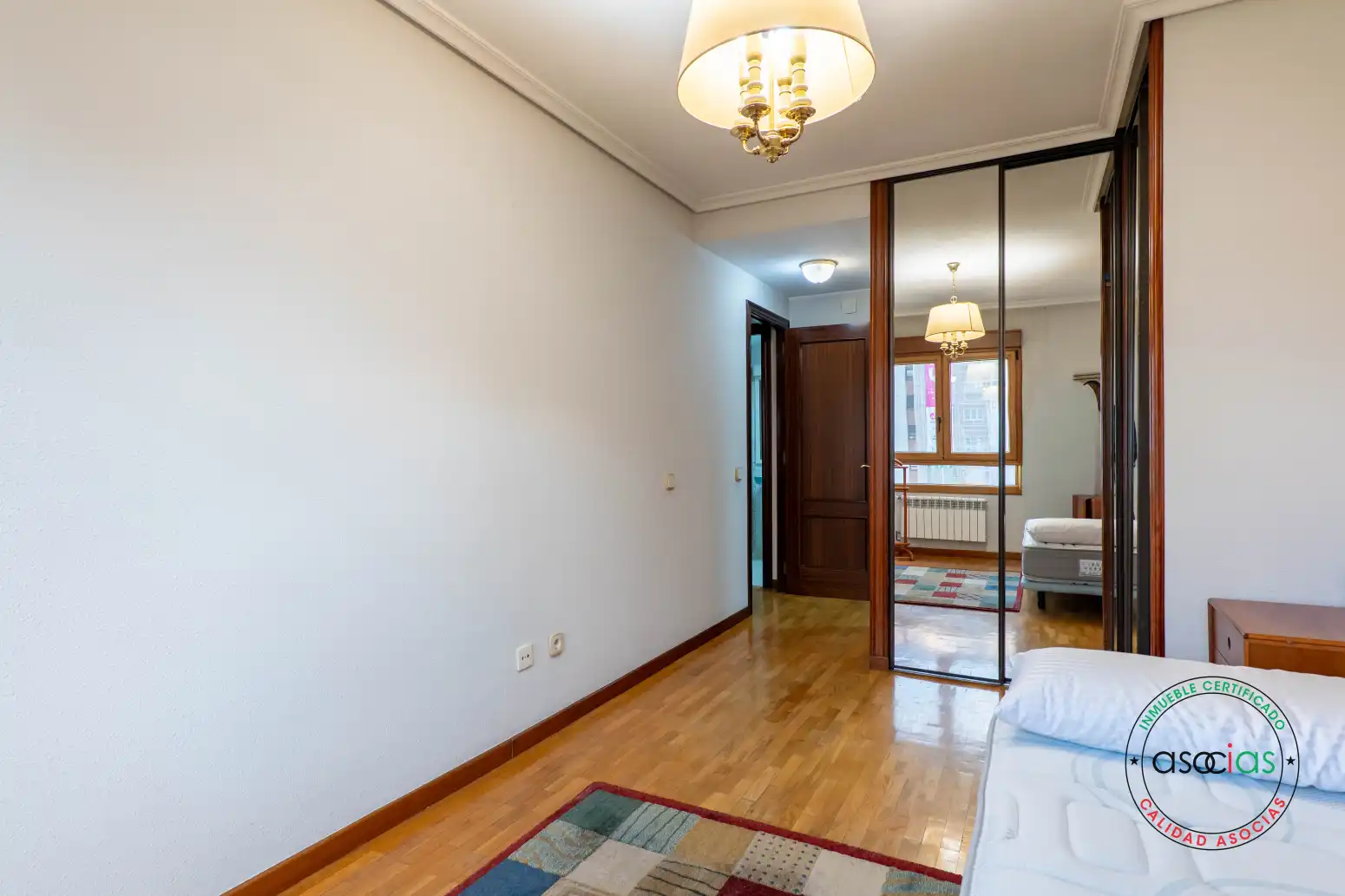 Dormitori de Pis en venda en Oviedo  amb Calefacció, Parquet i Terrassa