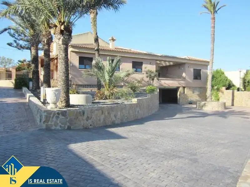 Xalet amb piscina en venda a Partidas de Alicante