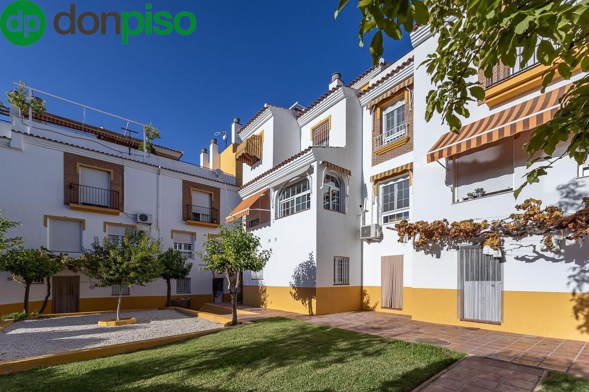 Vista exterior de Casa adosada en venda en  Granada Capital amb Aire condicionat, Terrassa i Traster