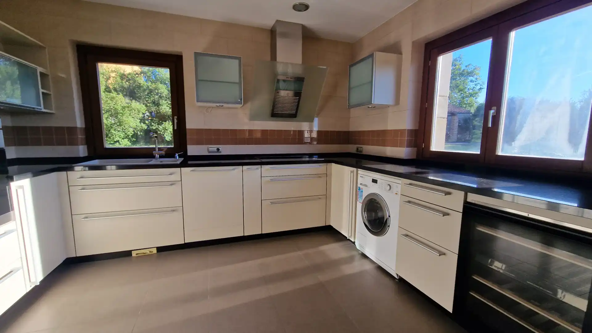 Cuina de Casa o xalet en venda en Gijón  amb Calefacció, Jardí privat i Parquet