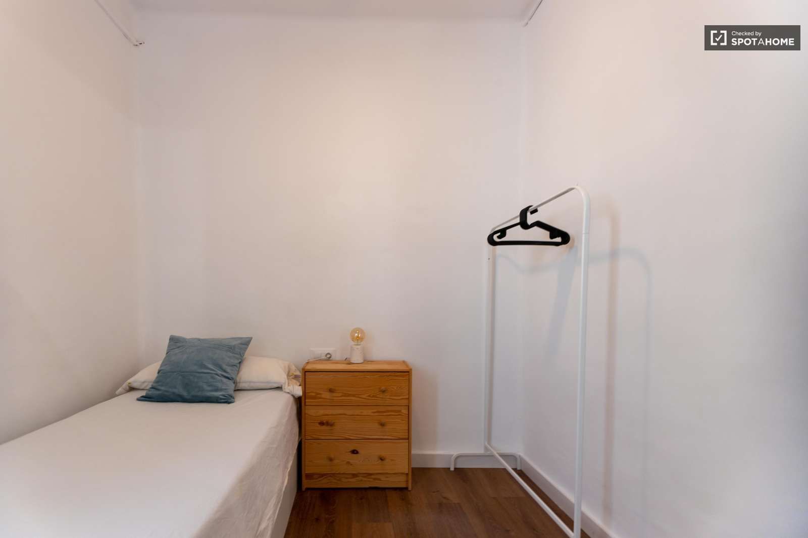 Habitación de Piso para compartir en  Valencia Capital con Aire acondicionado y Terraza