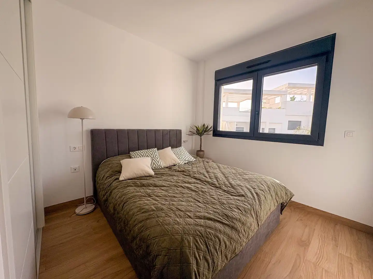 Habitación de Piso de alquiler en Torrevieja con Aire acondicionado, Calefacción y Jardín privado