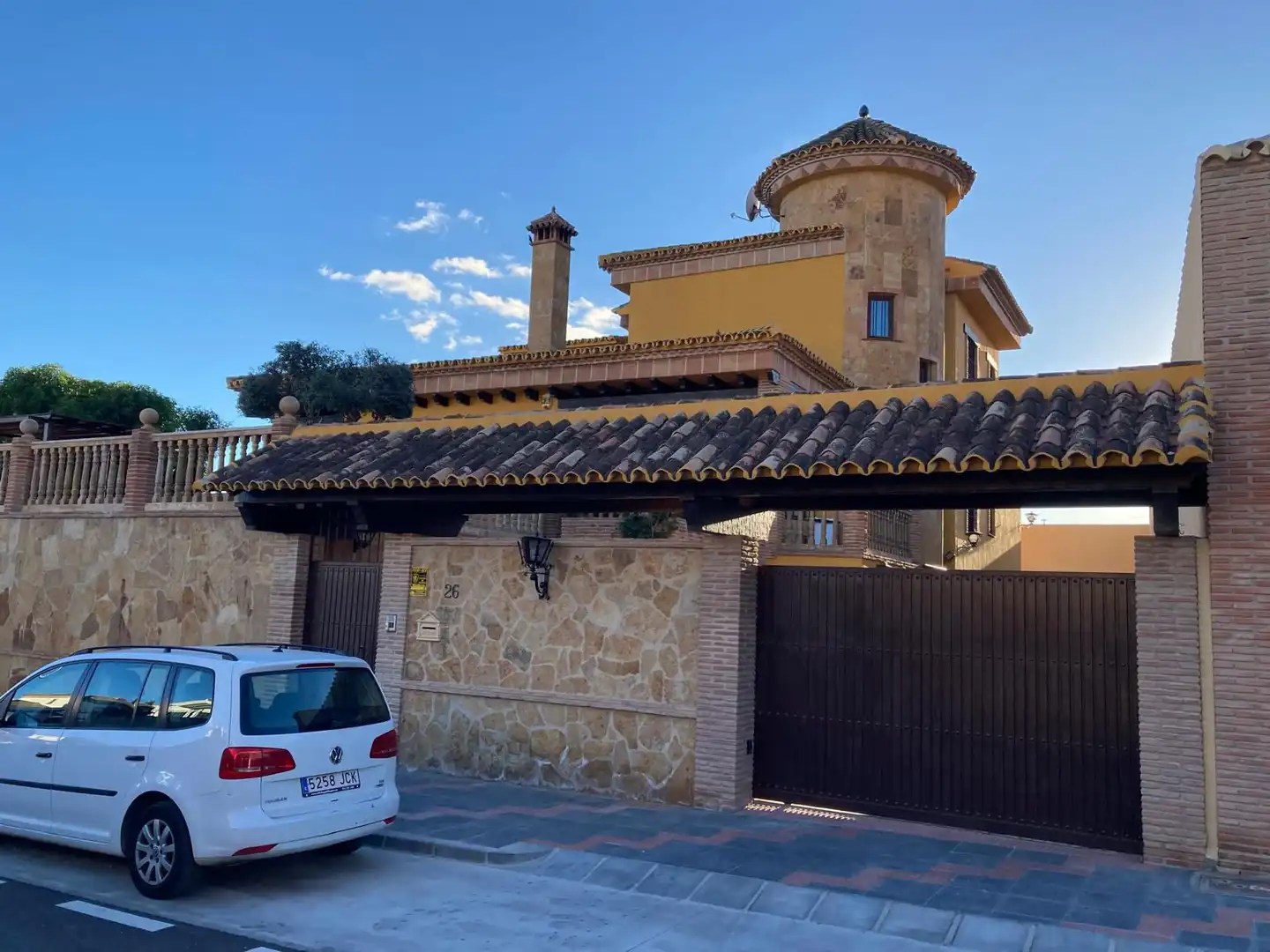 Vista exterior de Casa o chalet en venta en Fuengirola con Aire acondicionado, Jardín privado y Parquet