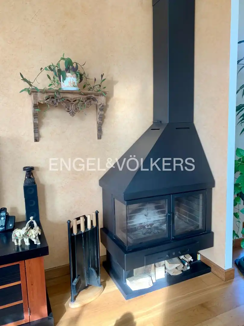 Sala d'estar de Casa o xalet en venda en Santa Cruz de Bezana amb Calefacció, Jardí privat i Parquet